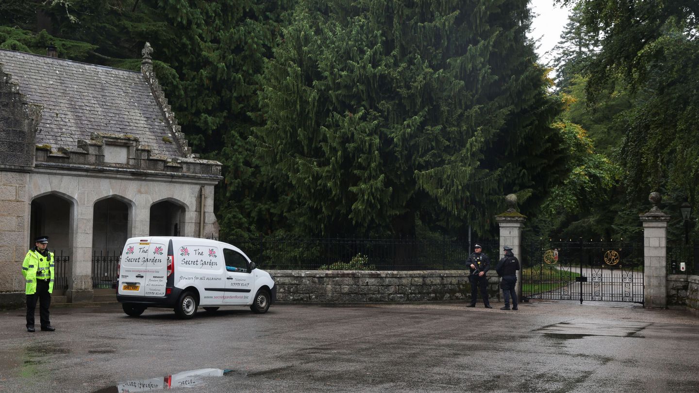 Agentes de policía hacen guardia frente al castillo de Balmoral. (Reuters/Russell Cheyne)