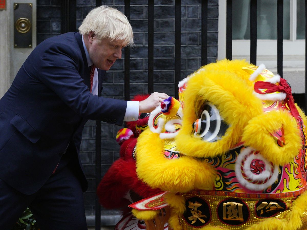Foto: El primer ministro Boris Johnson celebra el Año Nuevo chino este 2020. (Reuters)