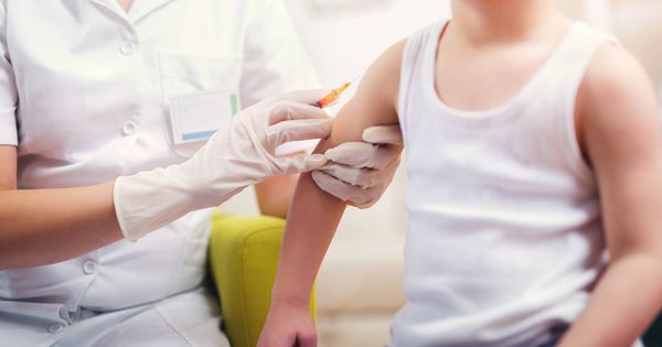 Foto: Un pediatra suministra la vacuna de la gripe a un niño. (iStock)