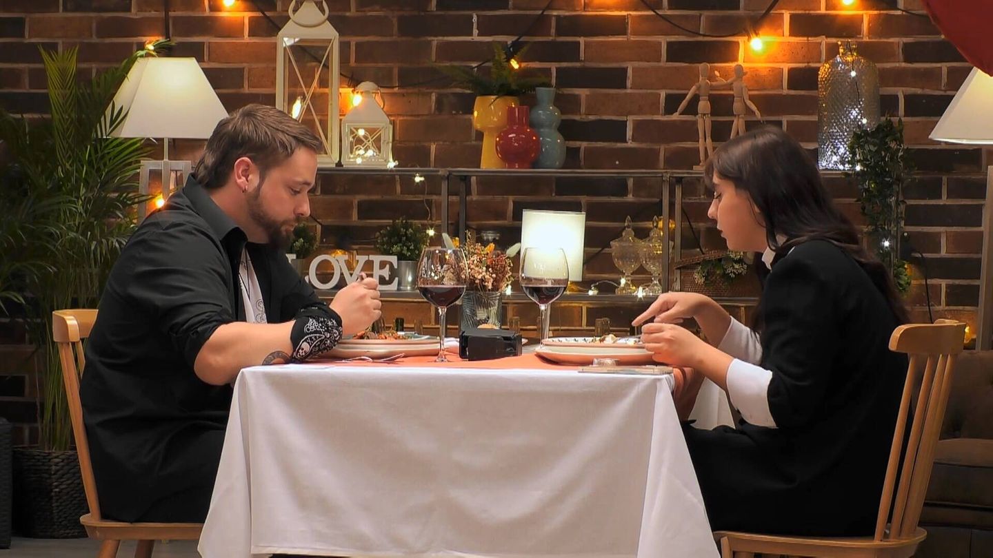Los solteros, cenando en el restaurante del programa. (Mediaset)