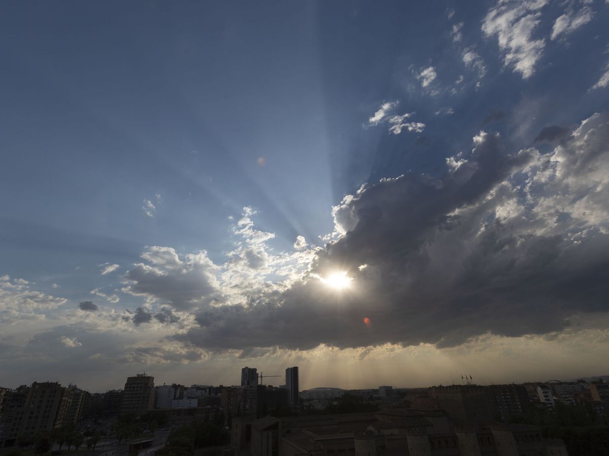 Foto: Los cielos poco nubosos predominarán en la jornada del lunes. (EFE/Javier Belver)