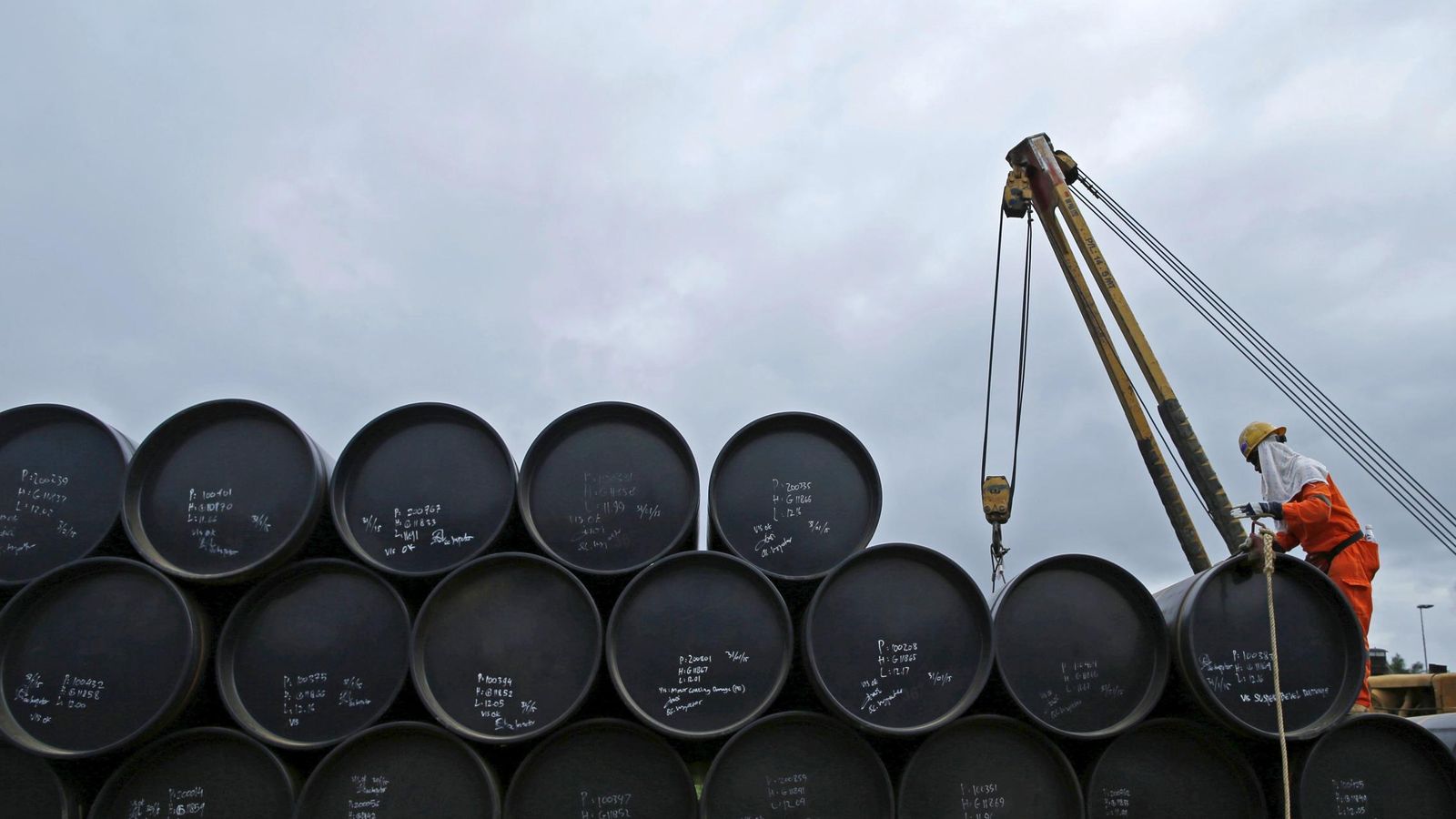 Foto: Trabajador preparando barriles de petróleo. (Reuters)