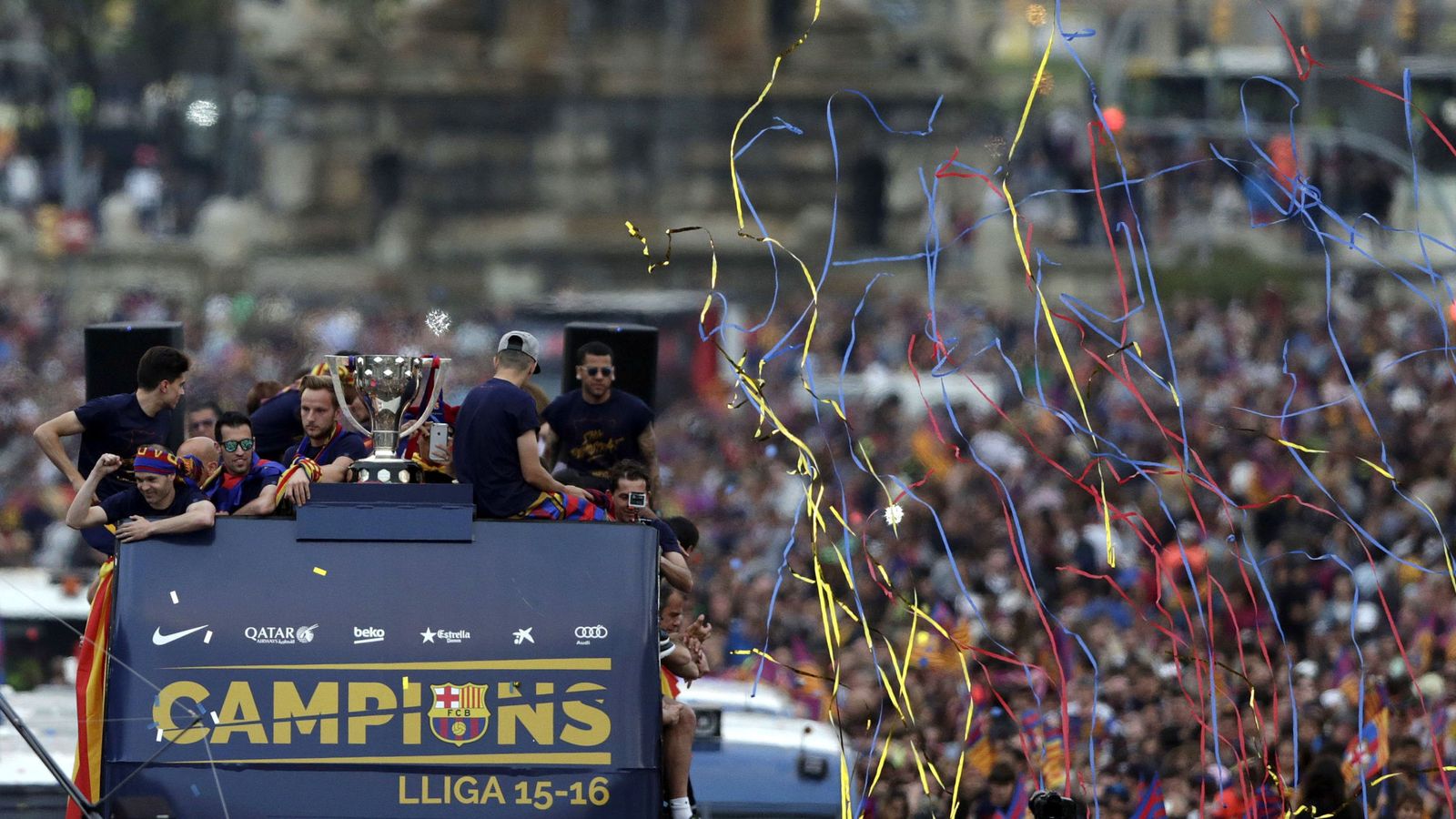 Foto: El FC Barcelona celebró su título de Liga por las calles de la capital catalana. (EFE)