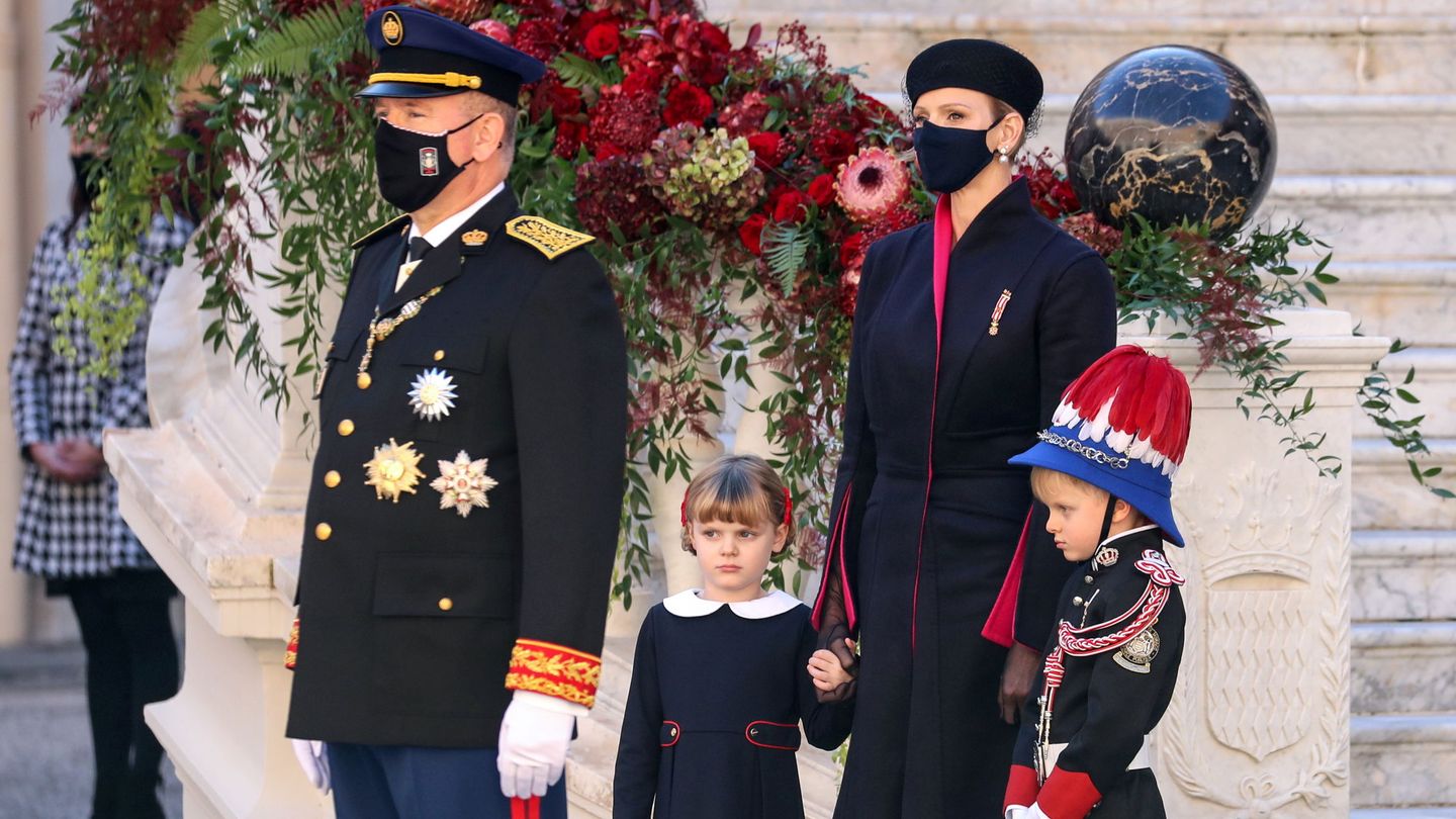 Alberto y Charlène con sus hijos. (Reuters)