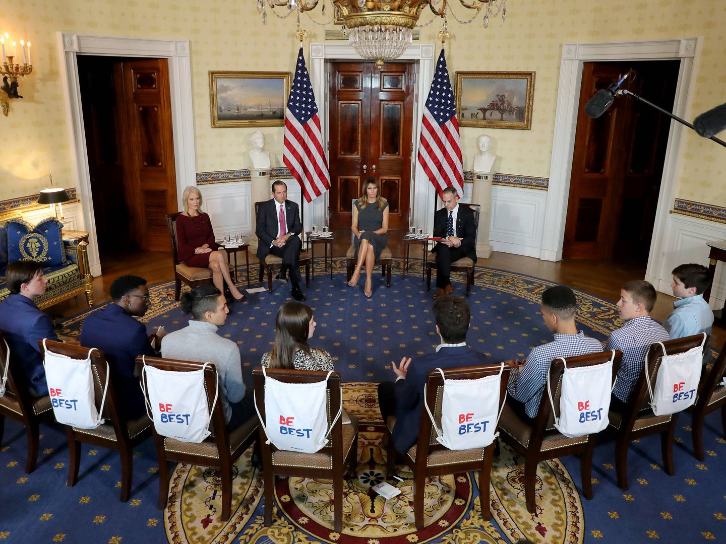 La primera dama de los EEUU, en una reunión con adolescentes sobre los peligros del vapeo. (Getty)