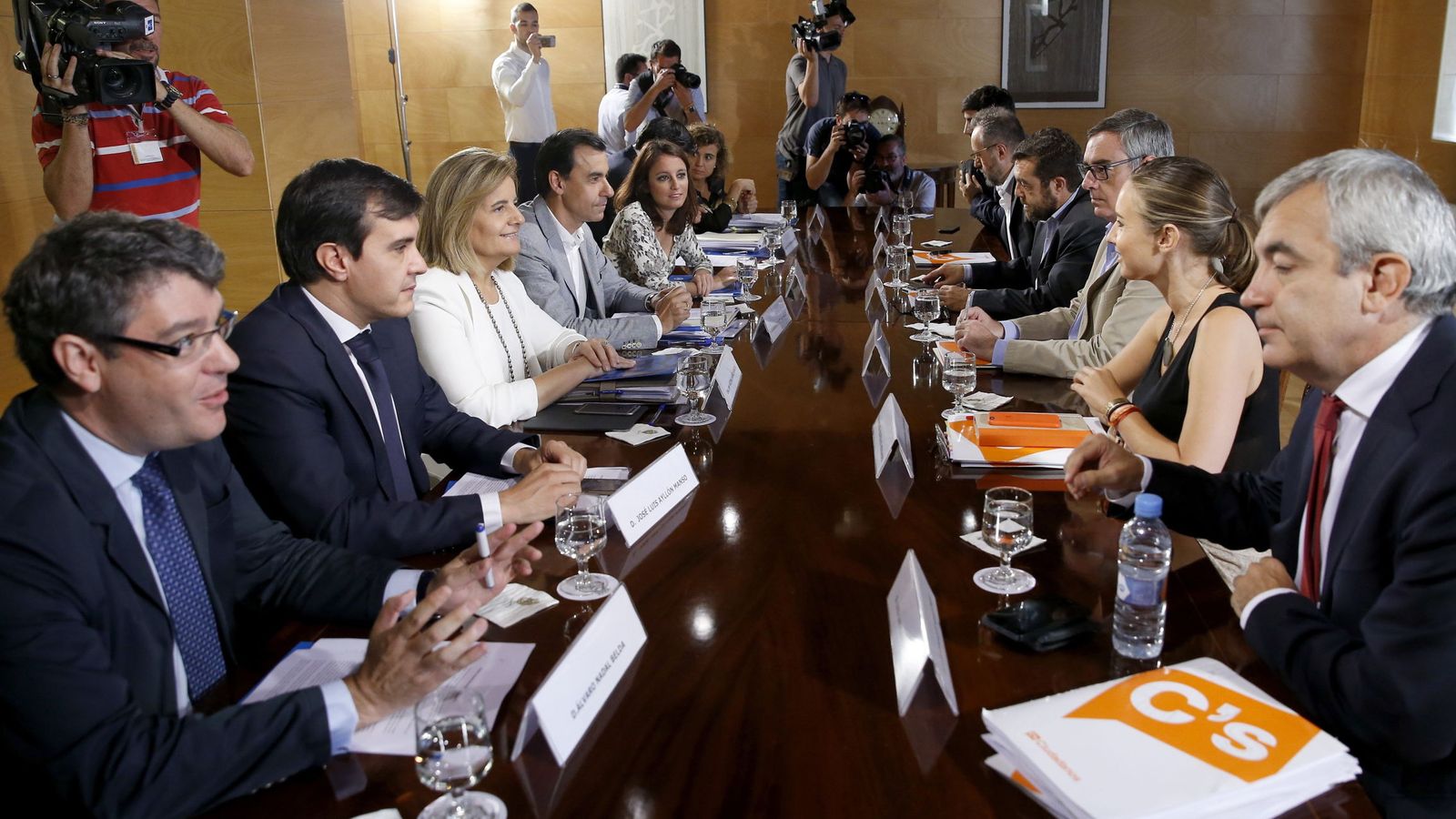 Foto: Los integrantes del equipo negociador del PP y Ciudadanos. (EFE)