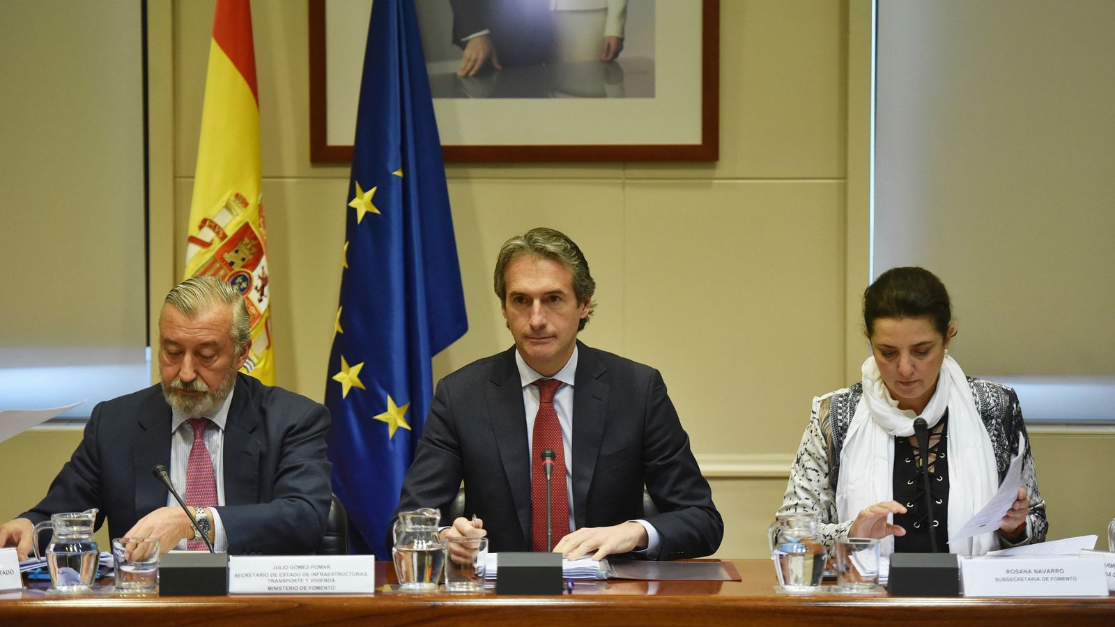 Foto: El ministro de Fomento, Íñigo de la Serna, en la reunión con los representantes sindicales del sector de la estiba. (EFE)