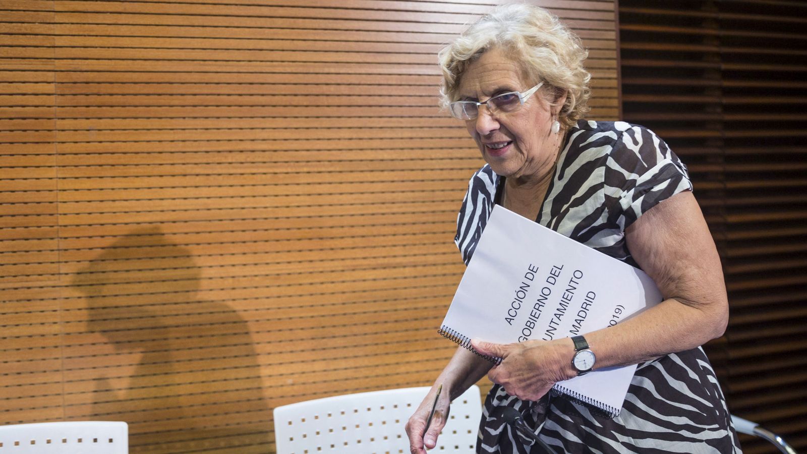 Foto:  La alcaldesa de Madrid, Manuela Carmena, a su llegada a la rueda de prensa posterior al pleno del debate sobre el estado de la ciudad. (EFE)