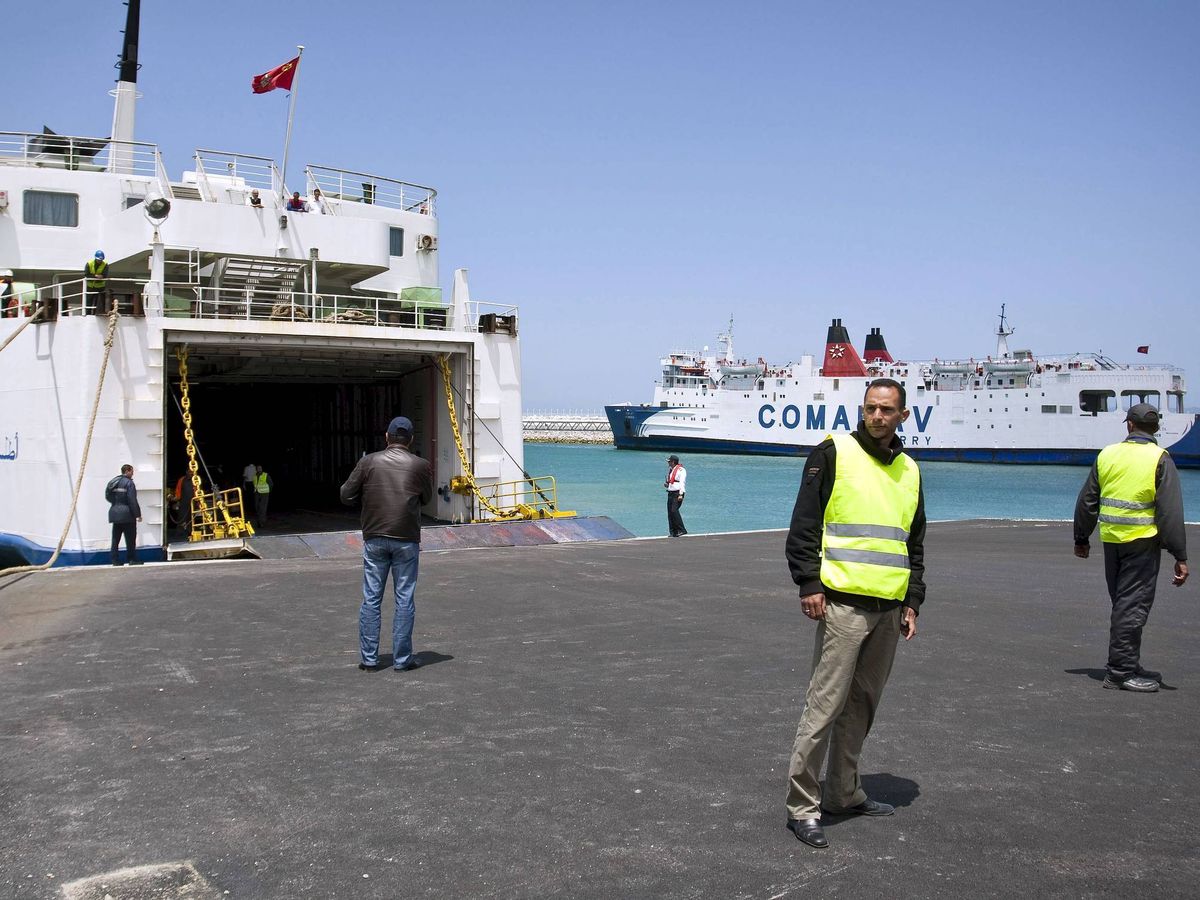 Foto: Personal de aduanas marroquíes en el puerto de Tánger, Marruecos (EFE)