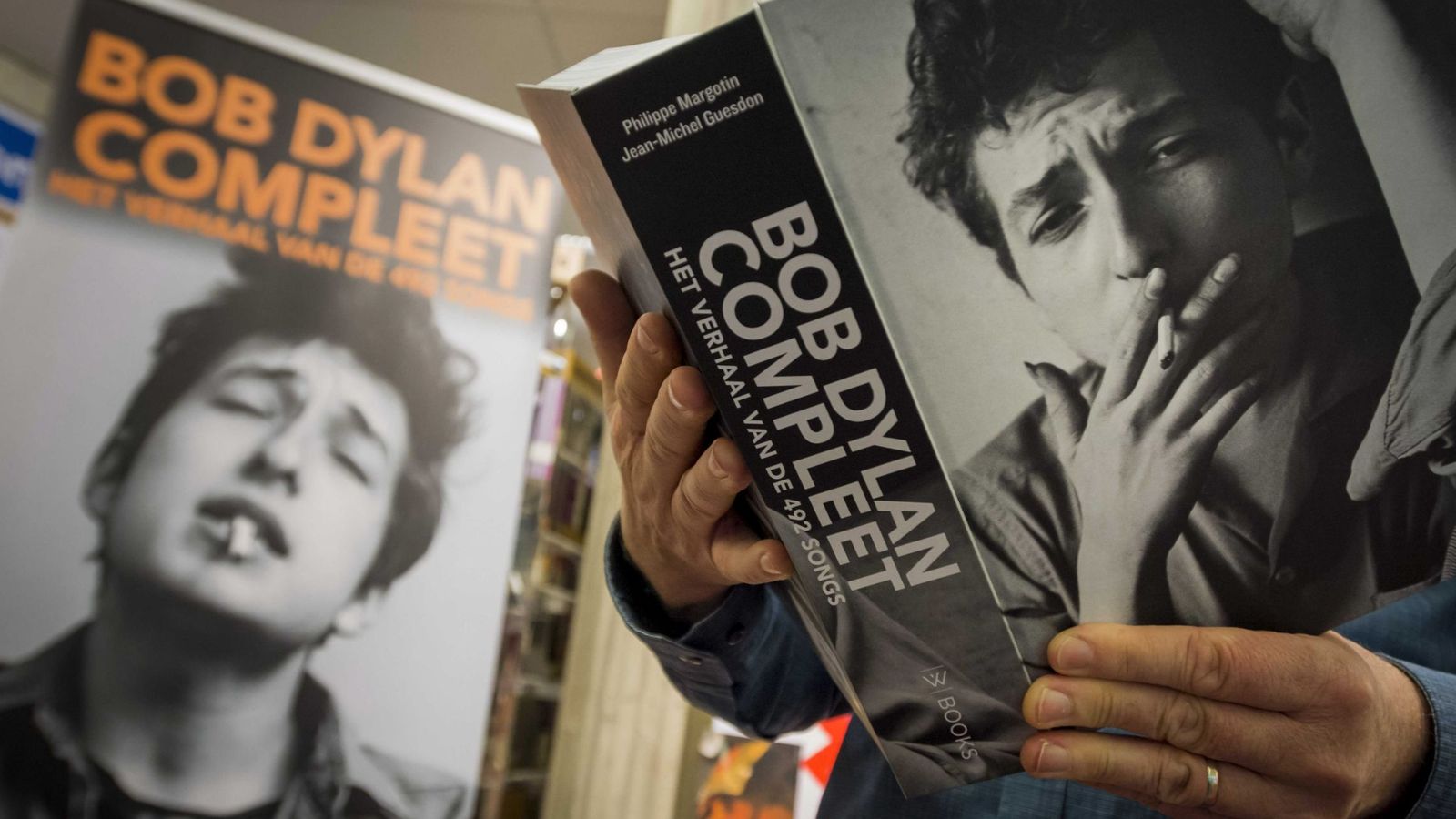 Foto: Un hombre lee un libro del cantautor estadounidense Bob Dylan. (EFE)