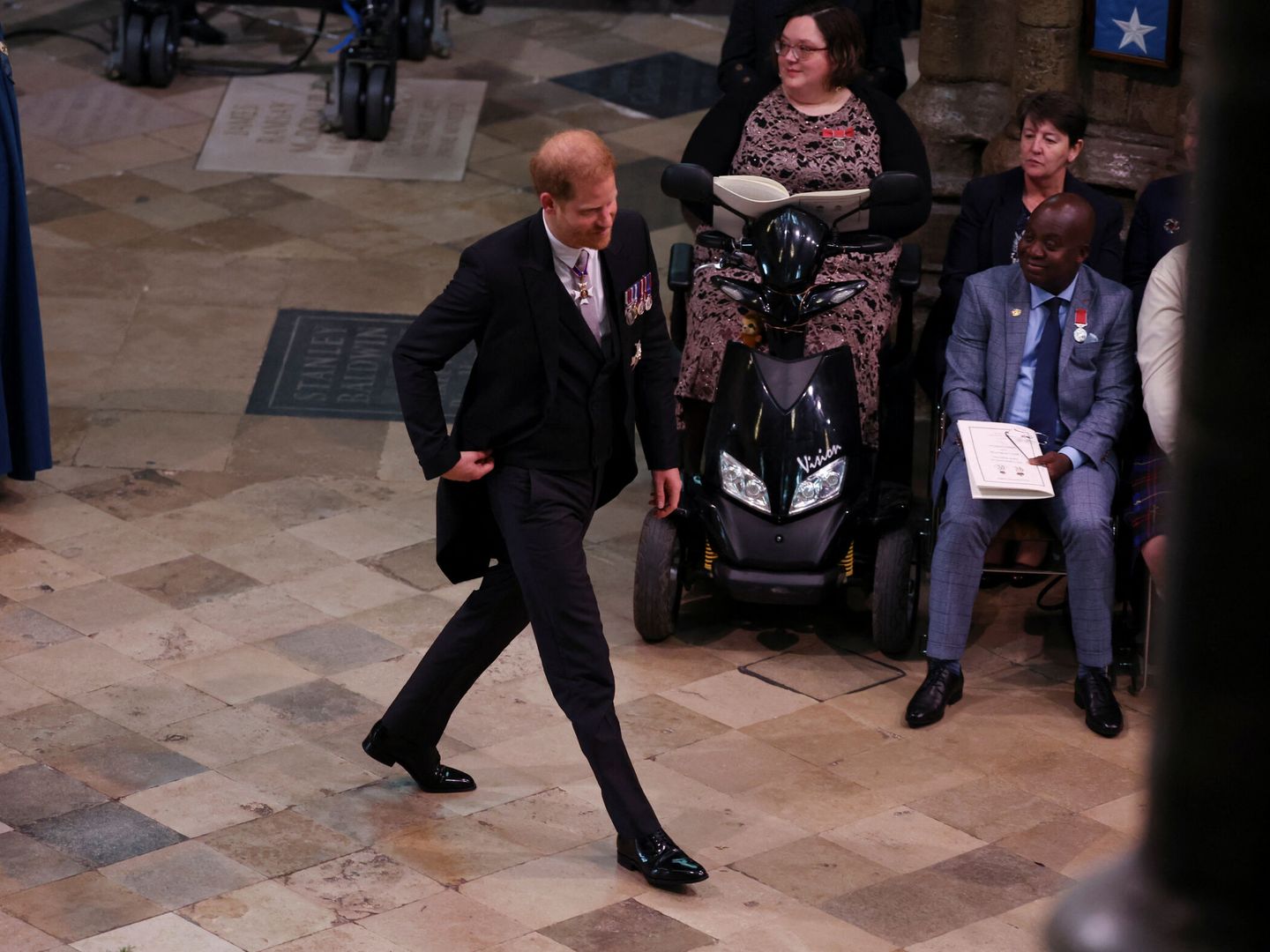 El príncipe, desfilando solo por el pasillo central de Westminster. (Reuters)