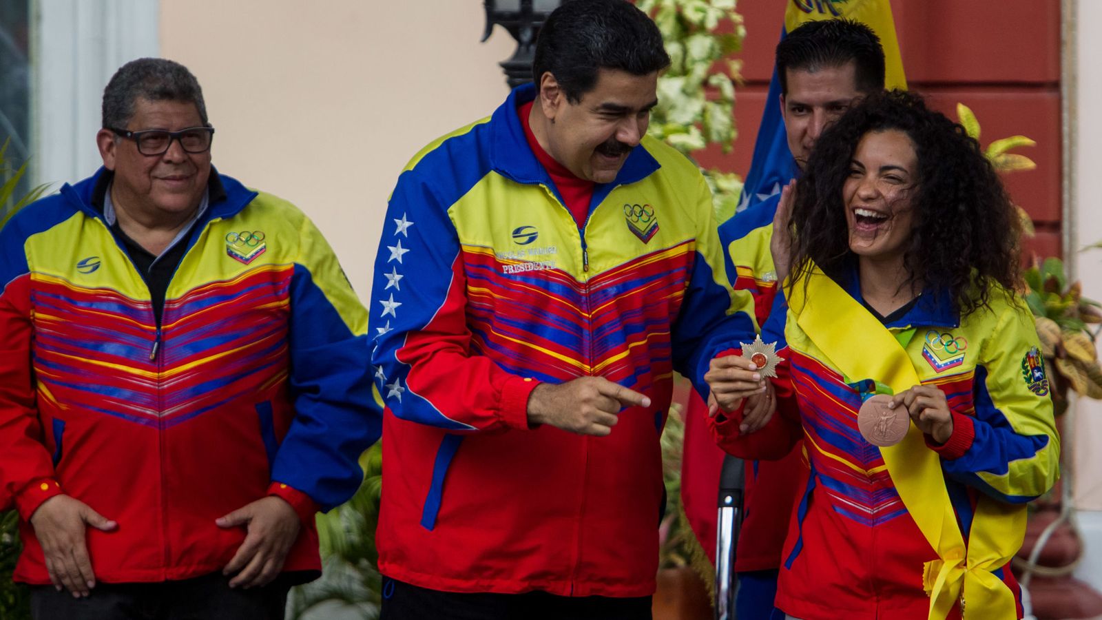 Foto: Nicolás Maduro condecoró a los atletas venezolanos que lograron medallas y diplomas (EFE)