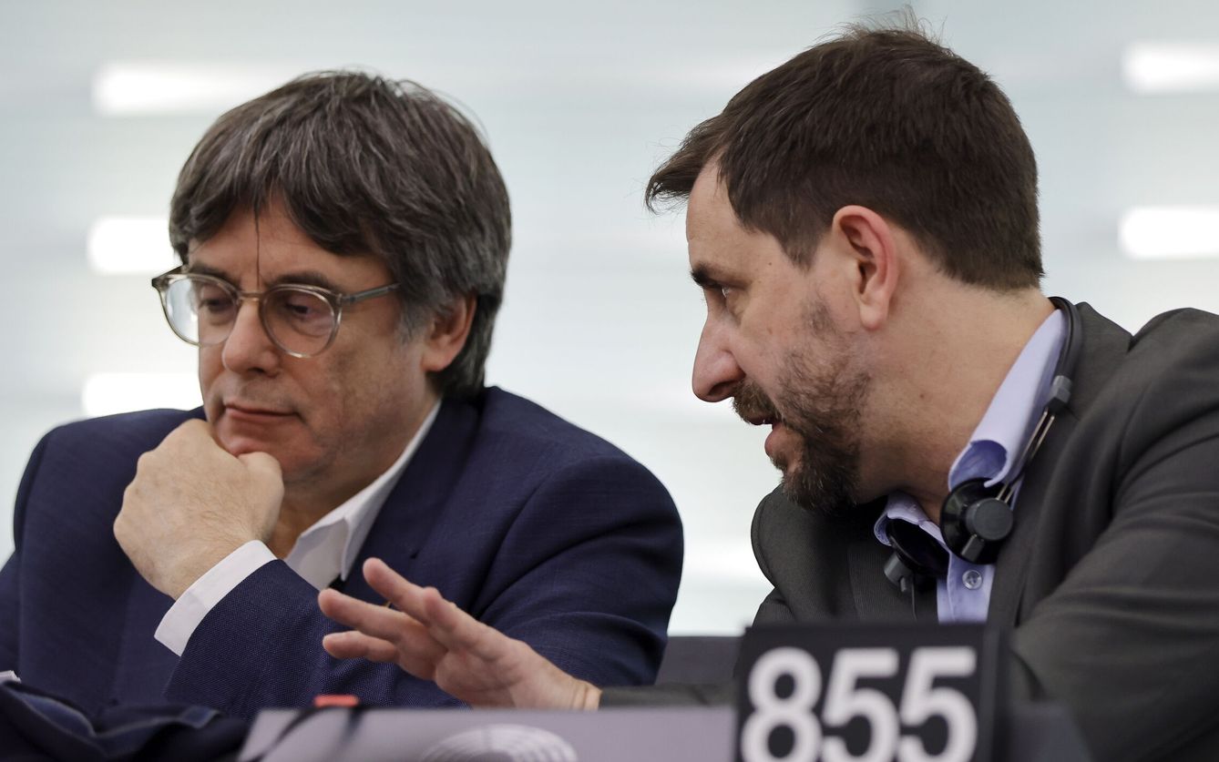 Puigdemont, junto con Toni Comín, también eurodiputado. (EFE)