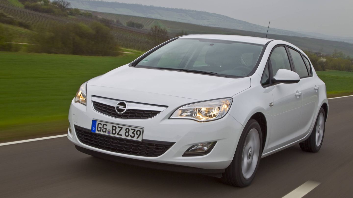 El Astra J, nacido en 2009, recurrió a tecnologías de coches más caros como el 'Opel Eye', que daba soporte a varios asistentes de conducción y seguridad.