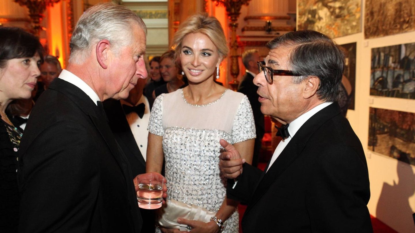 El príncipe Carlos conversa con Bob Colacello en presencia de Corinna Larsen. (Getty)