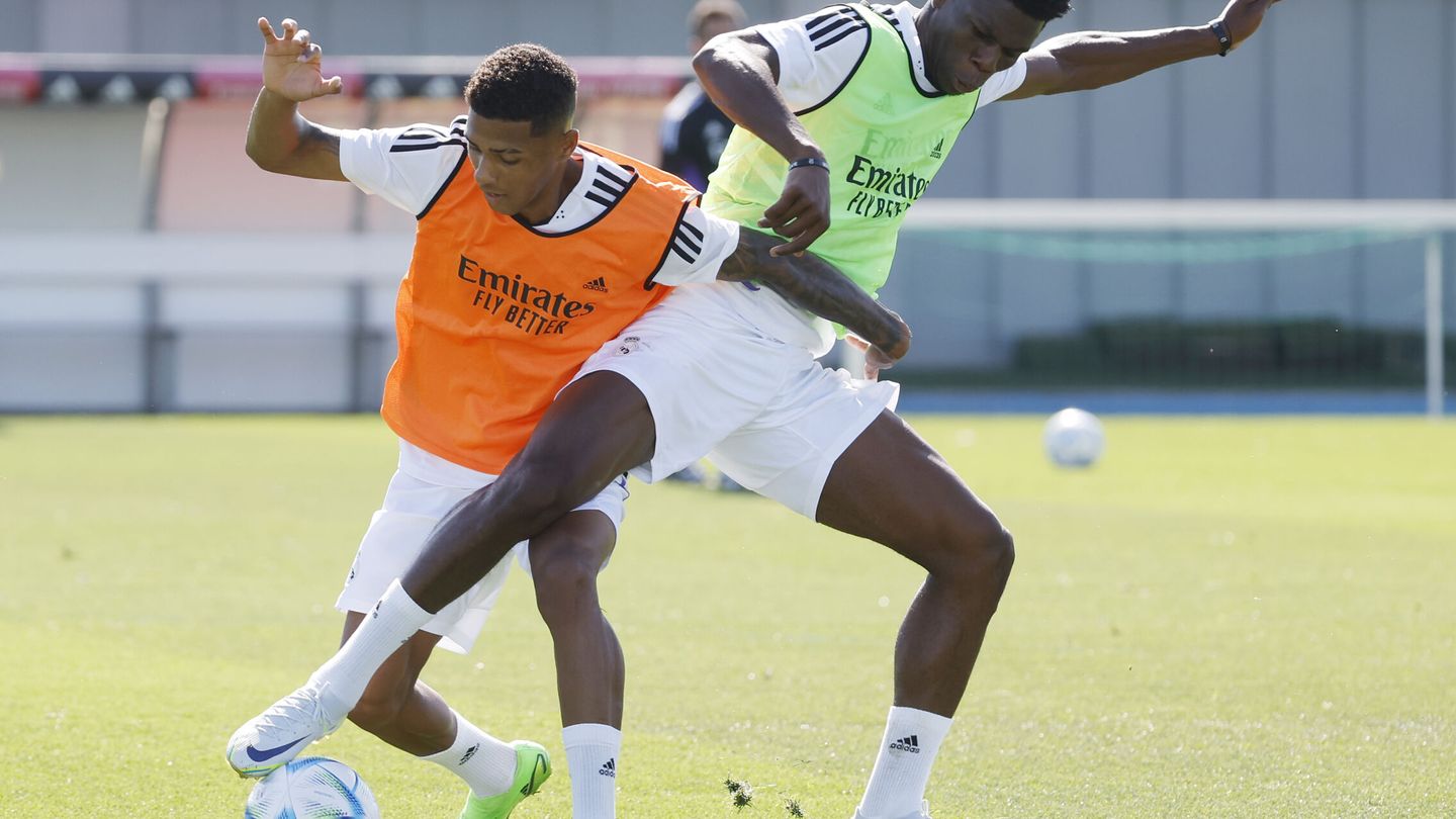 Tchouaméni roba un balón en un entrenamiento del Real Madrid