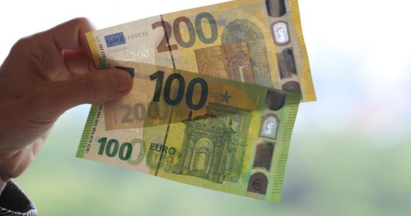 Foto: Billetes de euro de 100 y de 200. (EFE)