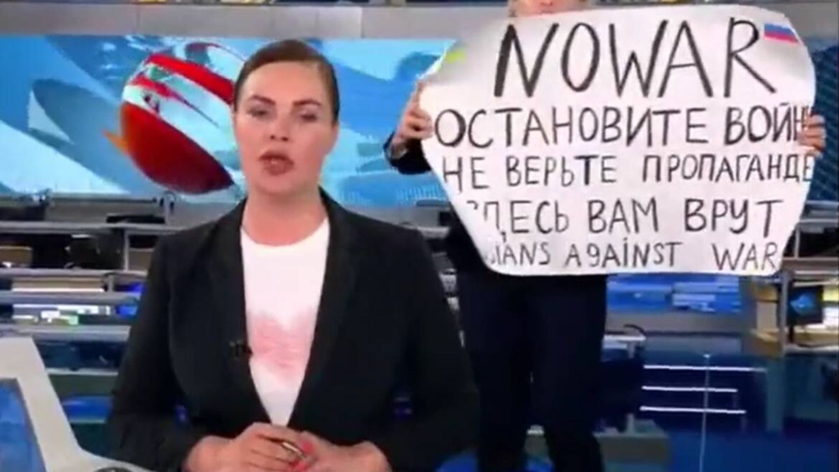 La periodista rusa Marina Ovsiannikova, condenada a una multa tras su protesta en televisión