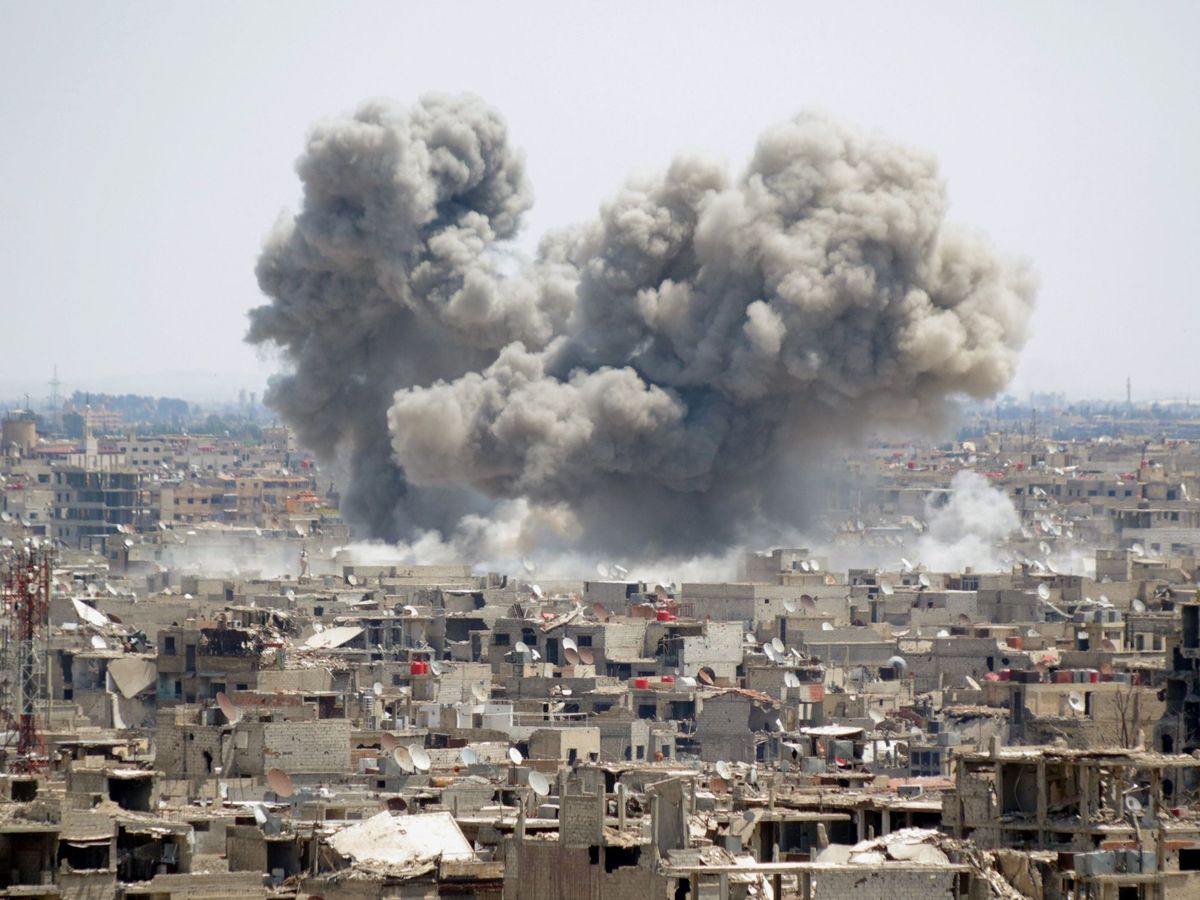 Foto: Archivo: vista de un bombardeo en Damasco. (EFE / Youssef Badawi)