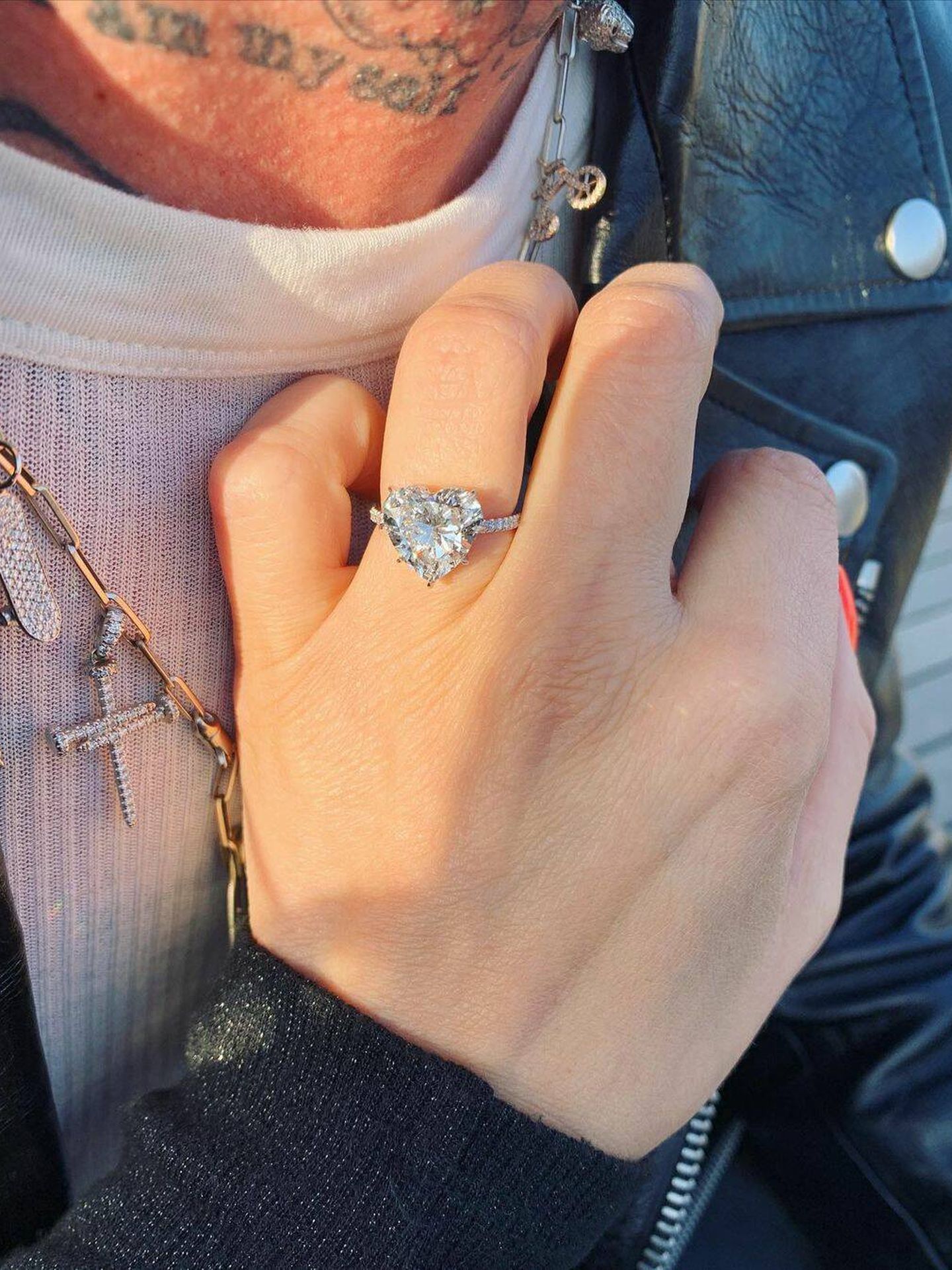 Anillo de compromiso de diamante de corte corazón. (Instagram/@modsun)