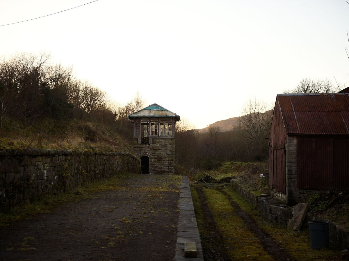 Foto: Estación en una vía abandonada de tren donde antes había un control de fronteras. (Reuters)
