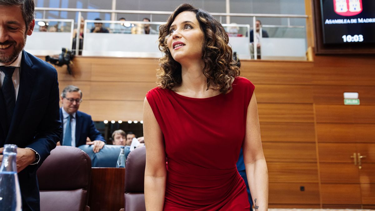 Isabel Díaz Ayuso compra en las novedades de Zara el vestido rojo que estiliza la figura por 18 euros