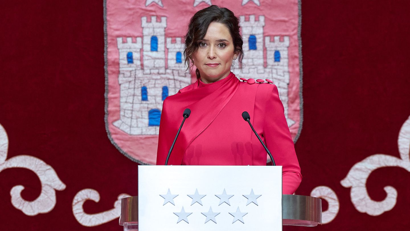 La presidenta de la Comunidad de Madrid, Isabel Díaz Ayuso, luce un modelo de Victoria. (Europa Press/Jesús Hellín)