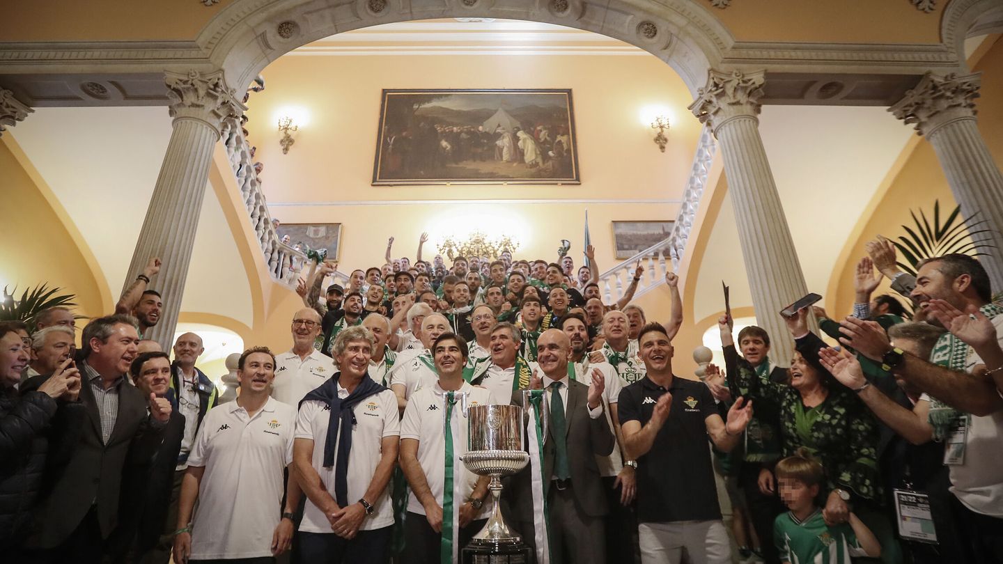Jugadores y cuerpo técnico del Betis celebrando la victoria en el ayuntamiento de Sevilla. (EFE/José Manuel Vidal) 