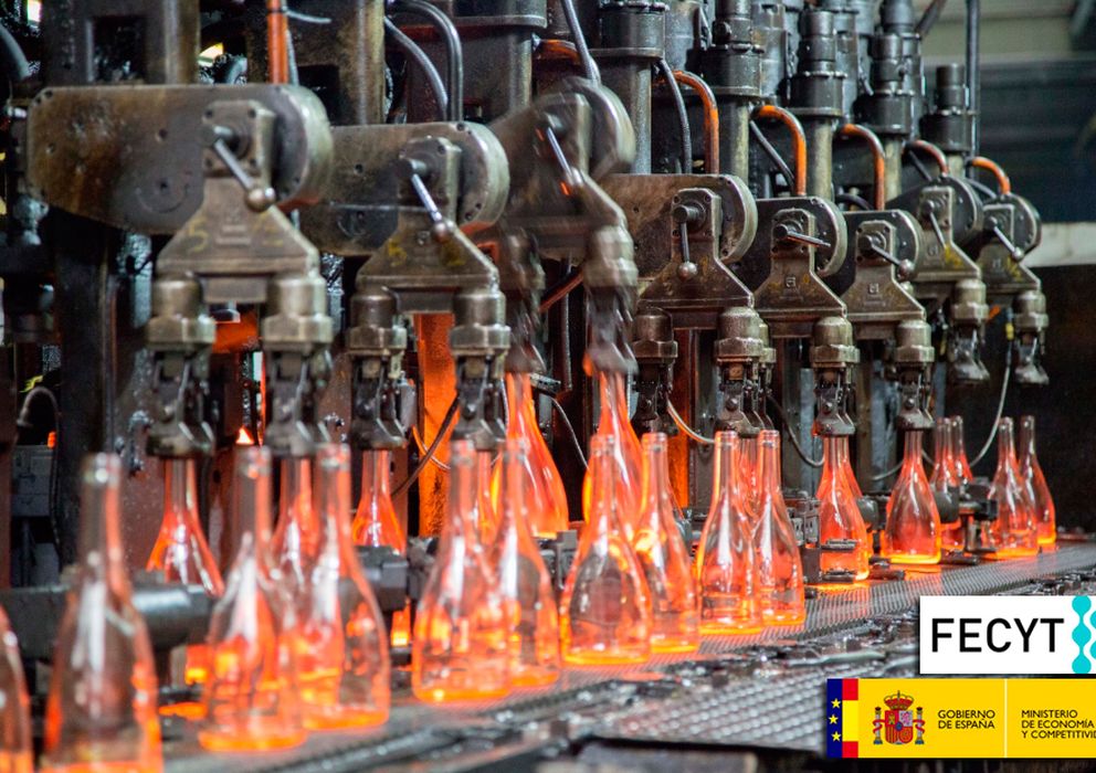 Foto: Cadena de producción de botellas en Vidrala