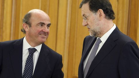 Rajoy arropa a Guindos en el lanzamiento de su libro mientras el PP pide su cabeza