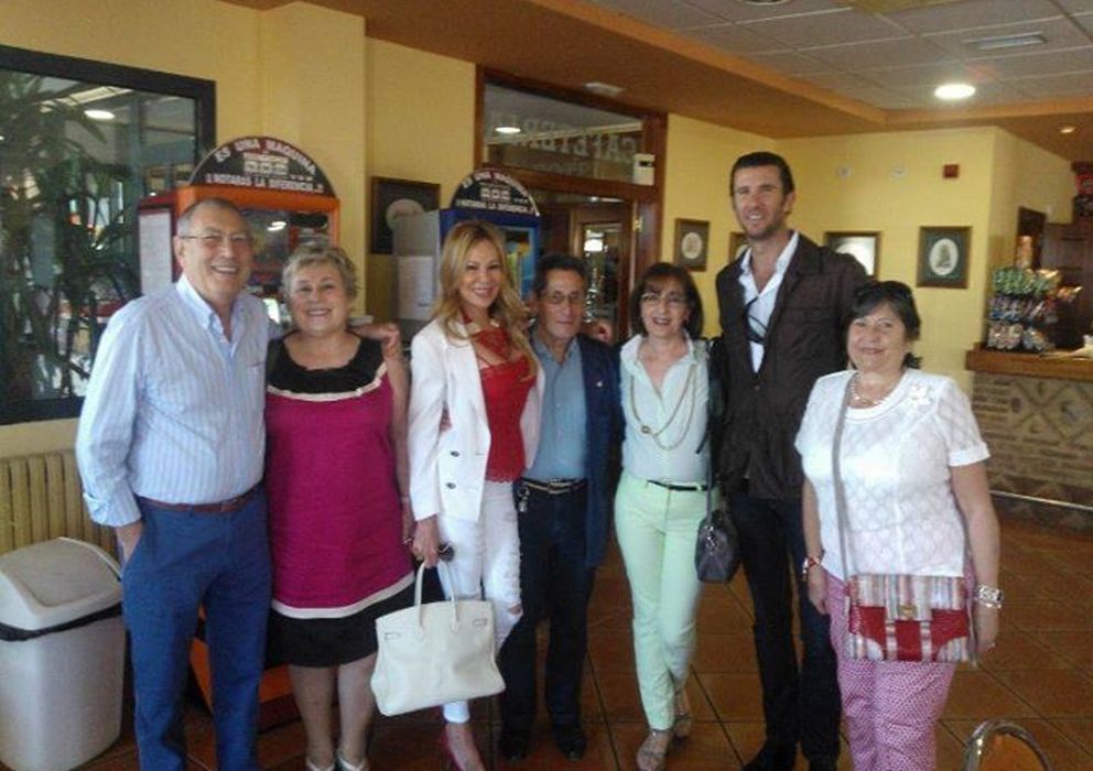 Foto: La presentadora Ana Obregón junto al torero Israel Lancho y un grupo de amigos (Vanitatis)