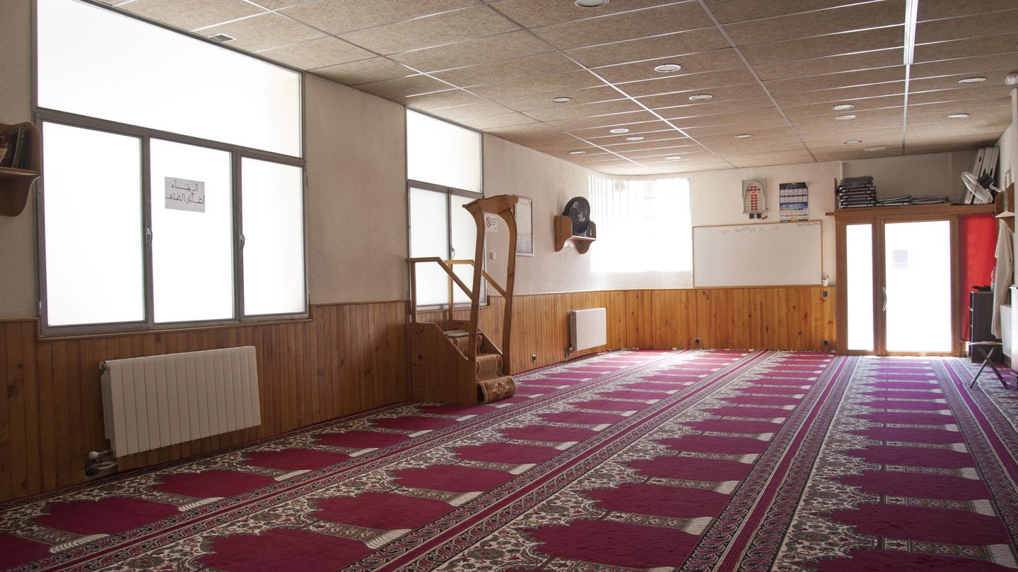 Interior de la mezquita de Ripoll donde predicaba el supuesto líder de la célula yihadista. (EFE)