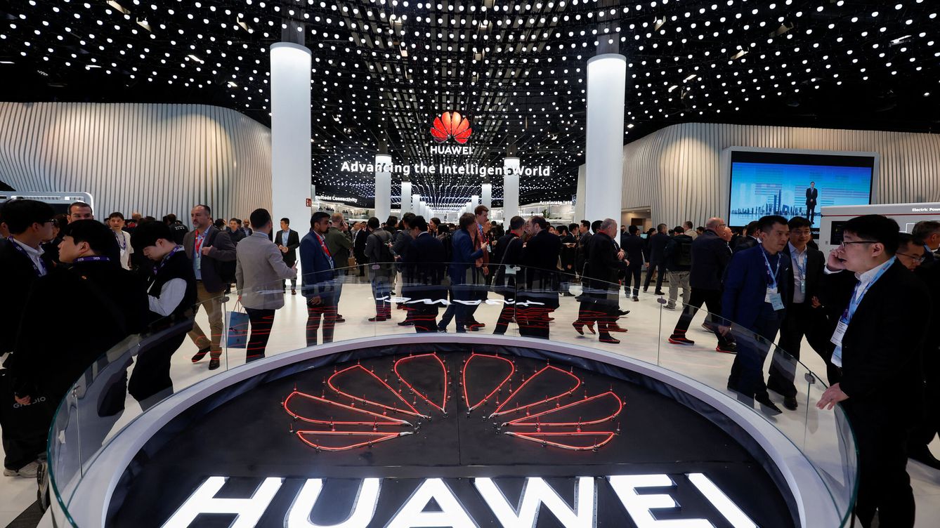 Foto: Asistentes al MWC visitan el estand de Huawei. (Reuters/Albert Gea)