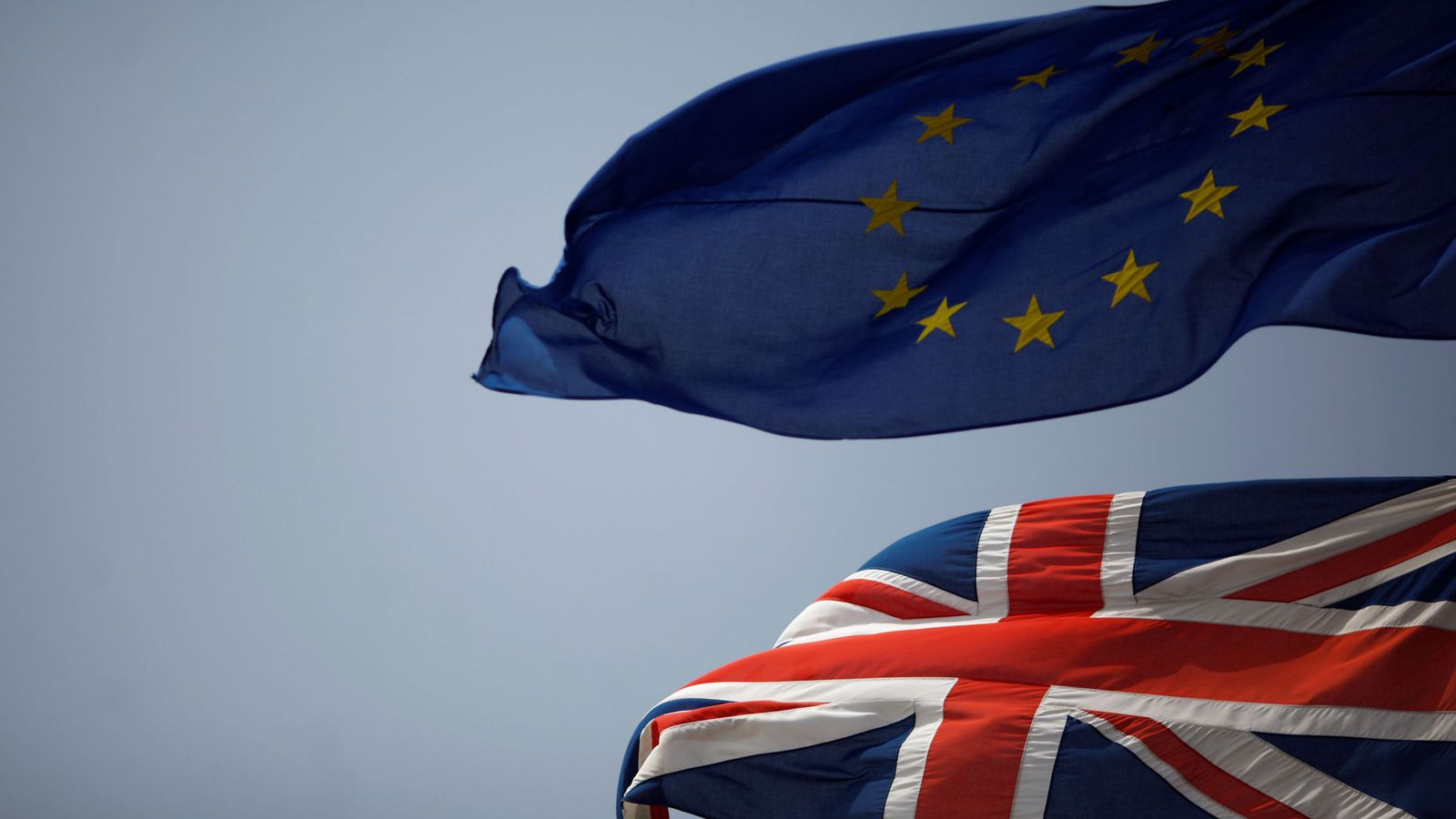 Foto: Foto de archivo de una bandera británica junto a la europea. (Reuters)