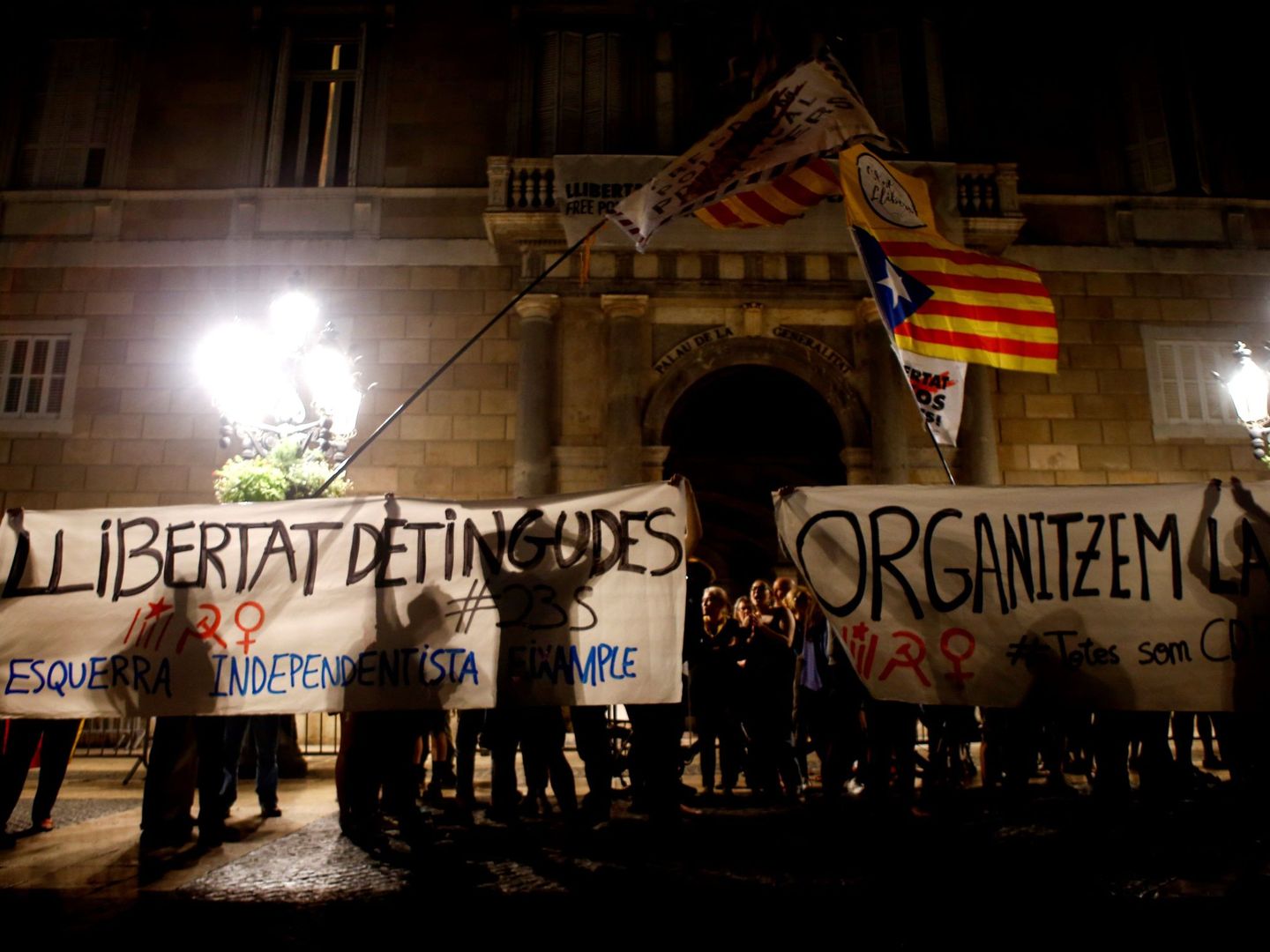 Concentración de los CDR frente a la sede de la Generalitat, en Barcelona. (EFE)
