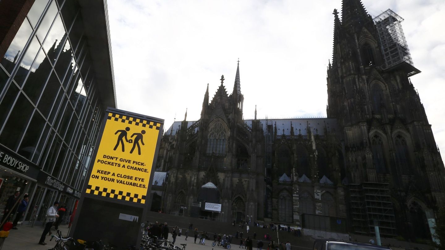 Un cartel alertando contra los carteristas delante de la Estación Central de Colonia, escenario de muchas de estas agresiones (Reuters)