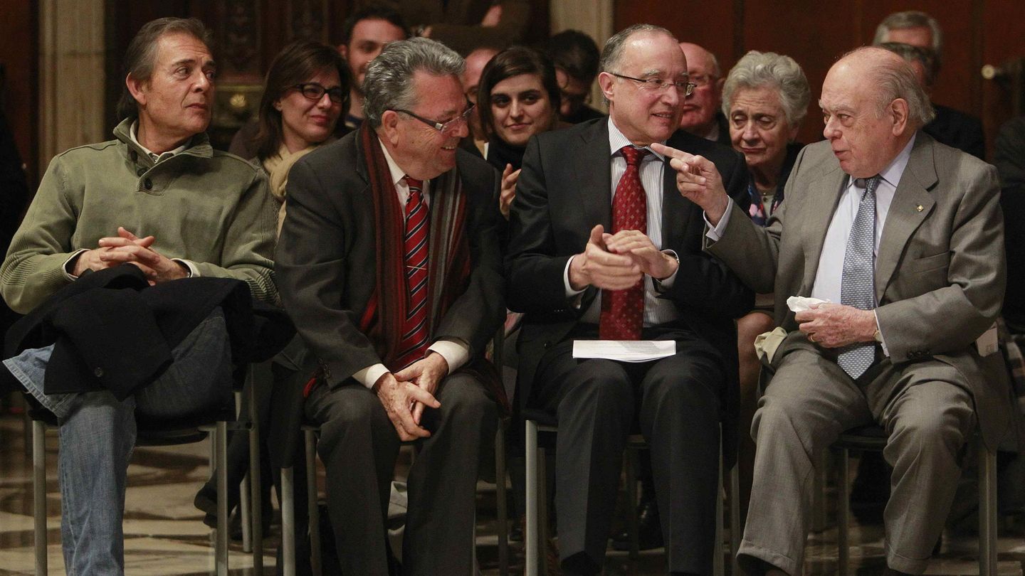 Salvador Cardús (2d) en un acto junto al expresidente Jordi Pujol y otras personalidades. (EFE)
