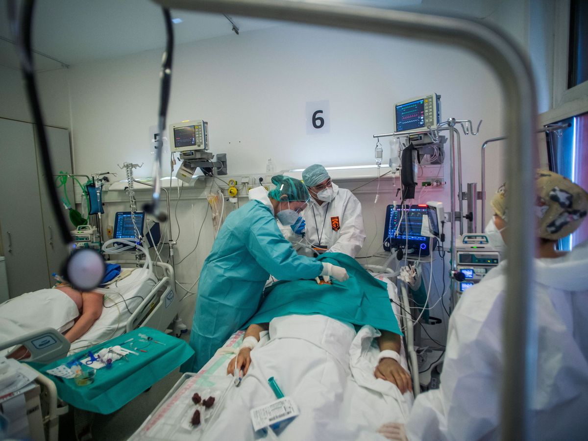 Foto: Un paciente es tratado en la UCI de un hospital de Budapest. (EFE)
