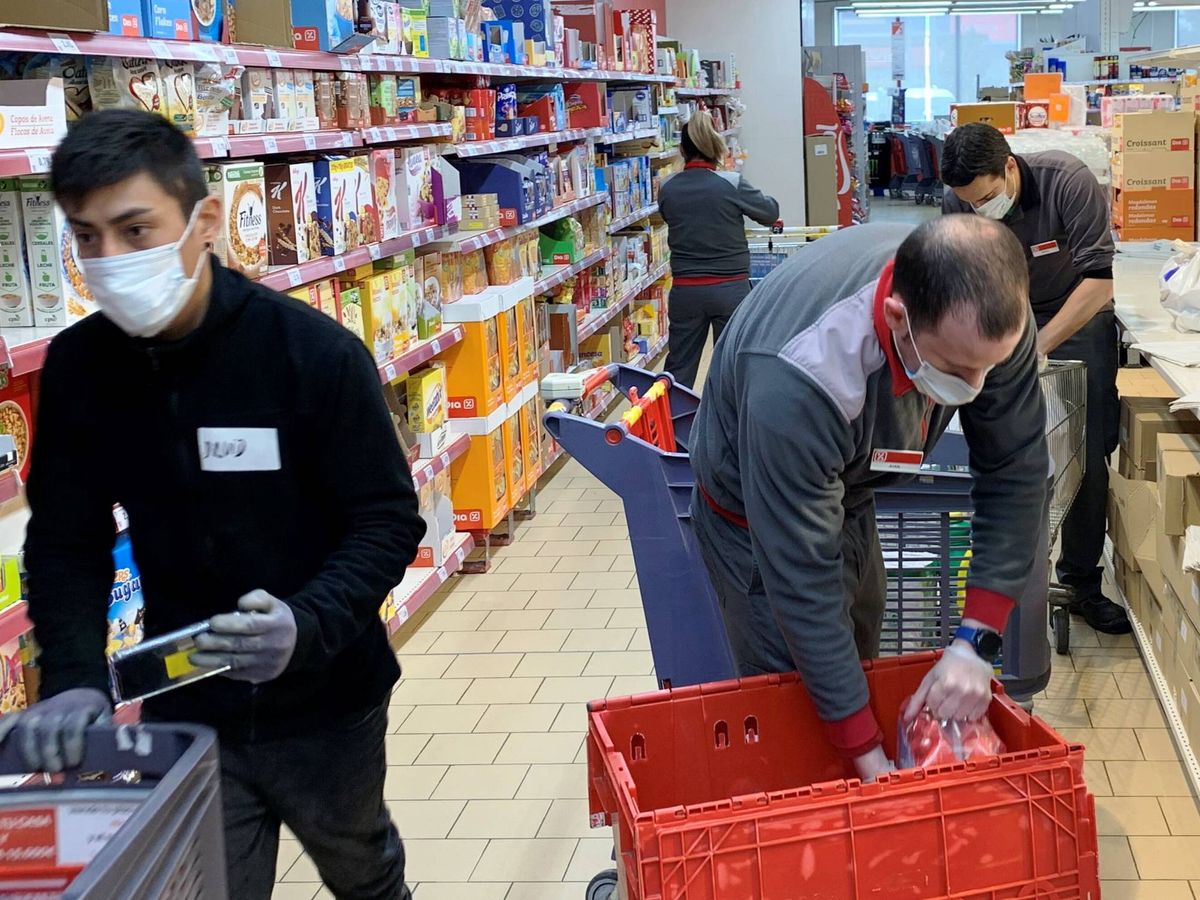 Foto: Varias personas en un supermercado DIA.