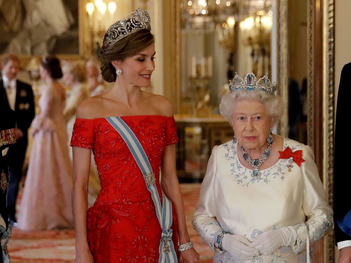 Foto: La reina Letizia, junto a la reina Isabel en 2017 en Buckingham. (Reuters)