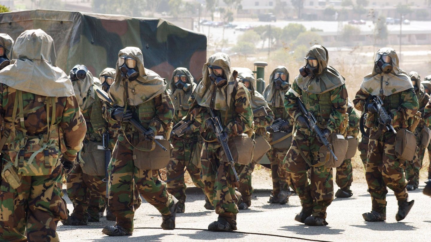 Marines estadounidenses con protecciones contra armamento biológico, nuclear o químico. (Getty/David McNew)