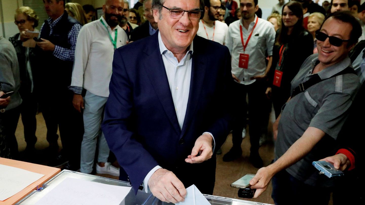 El candidato del PSOE a la presidencia de la Comunidad de Madrid, Ángel Gabilondo, votando. (EFE)