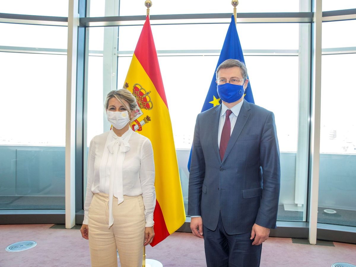 Foto: Yolanda Díaz y Vladis Dombrovskis. (EFE)