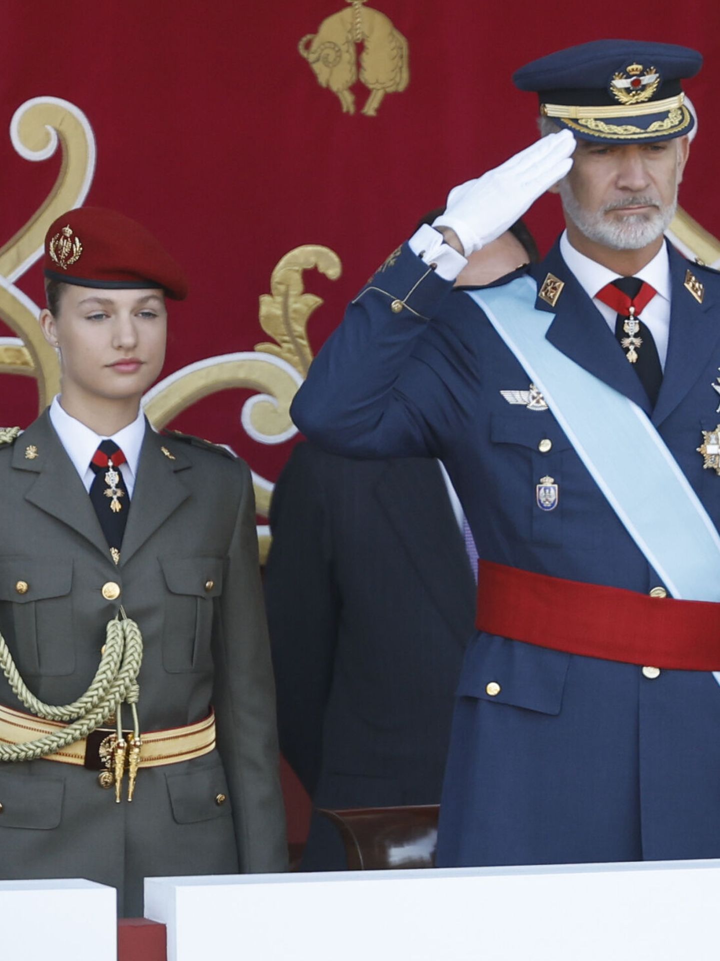 La Princesa de Asturias, Leonor, y el rey Felipe VI, en el palco desde el que presiden el desfile militar. (EFE/Chema Moya)