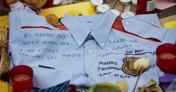 Foto: Vista de una camisa de un 'mosso' d'Esquadra con una dedicatoria a las víctimas del atentado del 17 de agosto en Barcelona. (EFE)