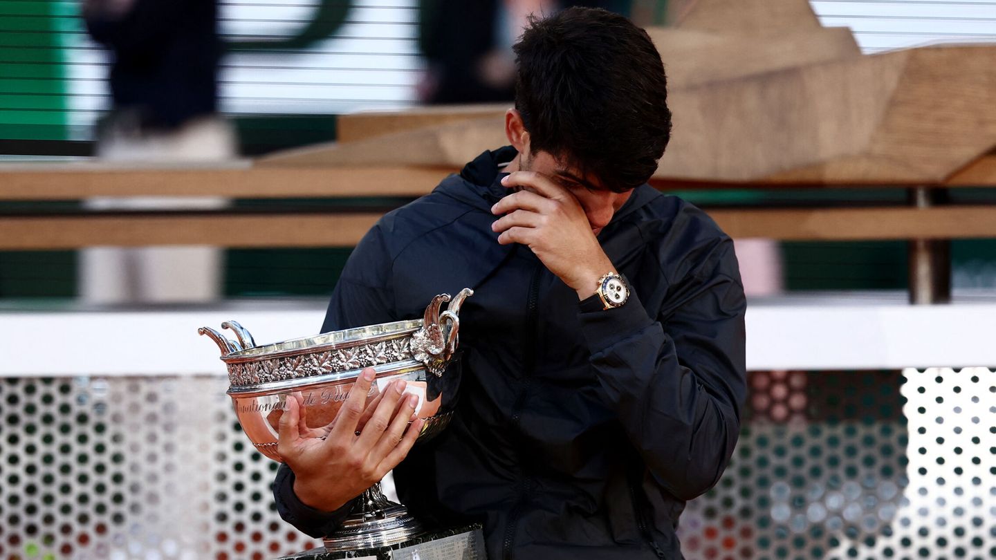 Alcaraz se emociona tras recibir el trofeo. (Reuters/Yves Herman)