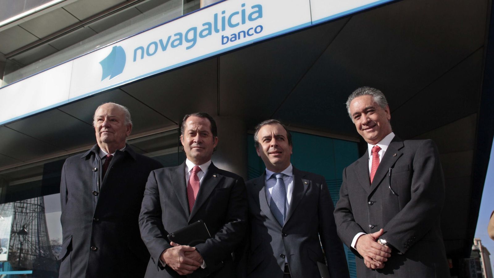 Foto: l presidente de Banesco, Juan Carlos Escotet (2i), acompañado por el presidente del Banco Etcheverría, Javier Etcheverría (i) y su consejero delegado Francisco Botas. (EFE)
