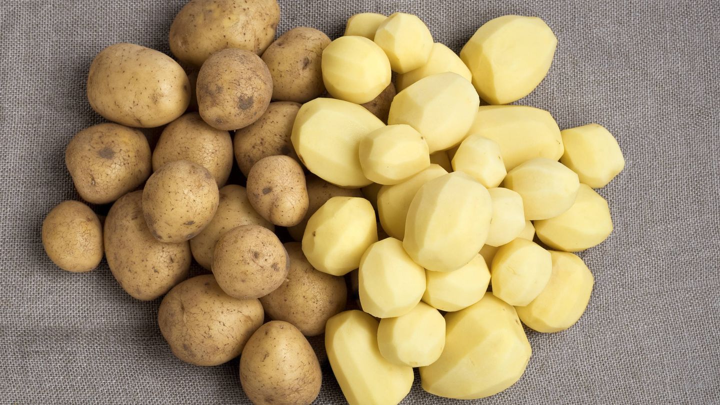 Patatas con y sin piel. (iStock)