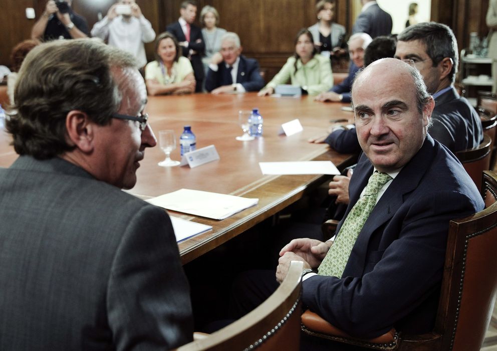 Foto: El ministro de economía, Luis De Guindos junto al portavoz popular en el Congreso Alfonso Alonso. (Efe)
