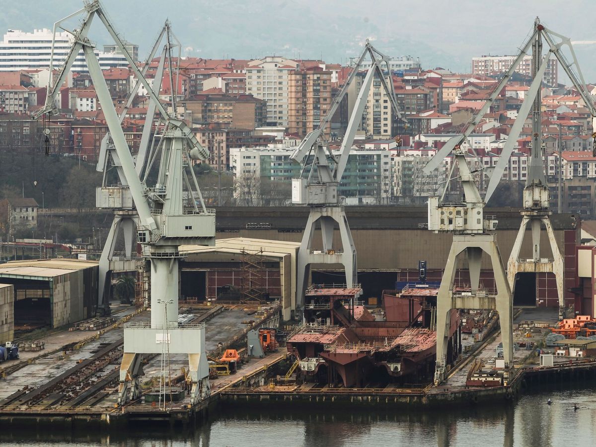 Foto: Antiguo astillero La Naval en la ría de Bilbao. (EFE/Miguel Toña)